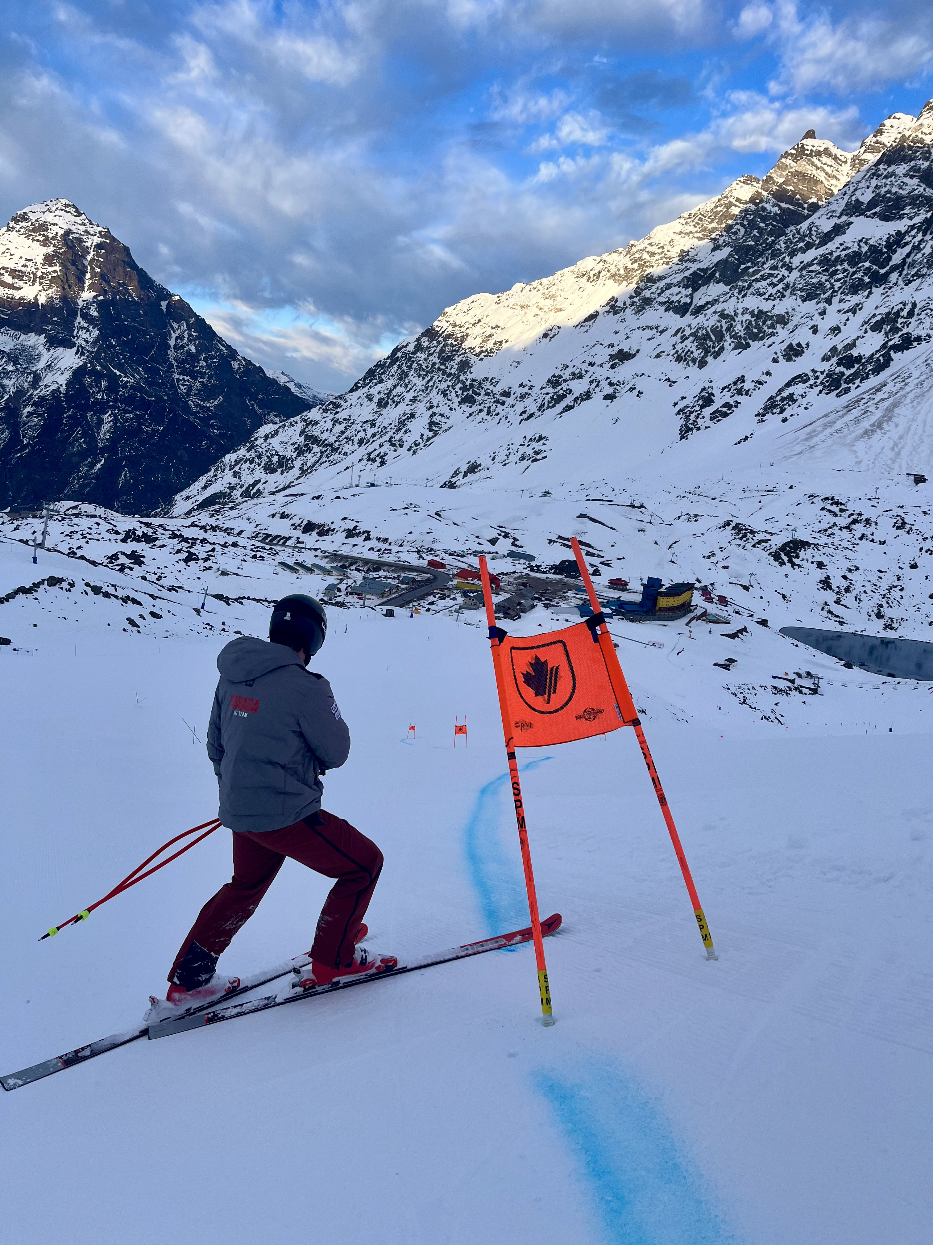 Inspecting the course in the flat light. The rocky Roca Jack pitch can be seen across the valley on the far right.